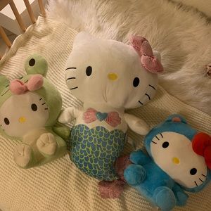 3 hello kitty plushies